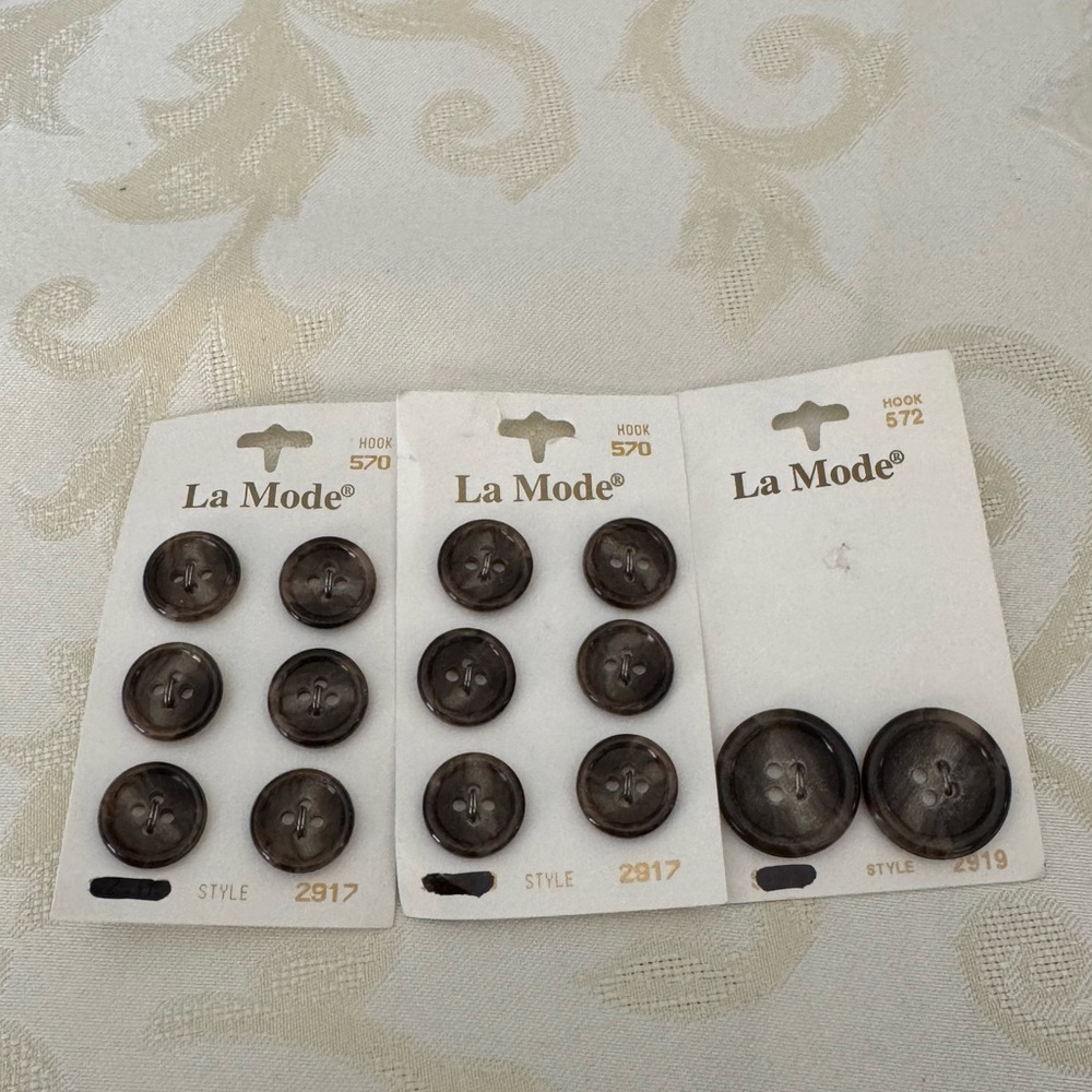 NWT. La Mode Brown Buttons Set total 14 buttons